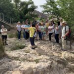 Los participantes, durante la visita guiada por la presa